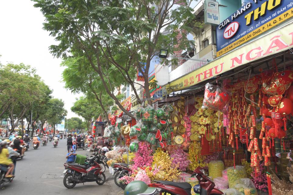 Chợ đồ trang trí Tết - một nét đặc trưng của cuộc sống đô thị Việt Nam. Tại đây, bạn sẽ có thể tìm thấy những món đồ trang trí Tết đa dạng và phong phú, từ cây mai đến pháo bông. Hãy đến và khám phá!