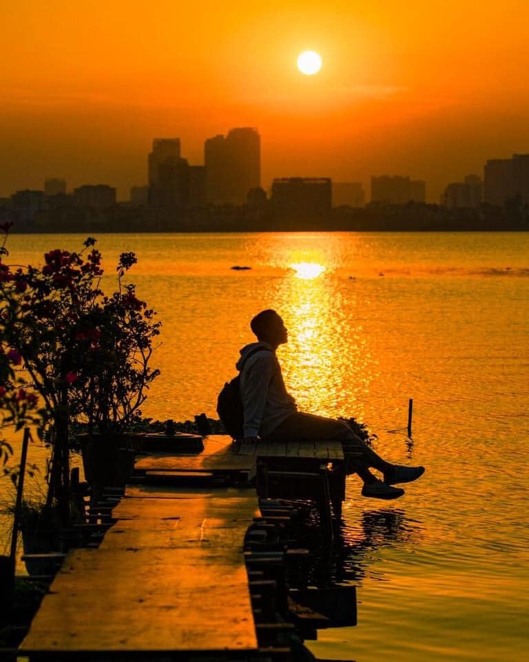 Hồ Tây - một trong những địa điểm đẹp nhất tại Hà Nội để ngắm hoàng hôn. Bạn có muốn lưu giữ những khoảnh khắc thanh bình trên hồ Tây bằng một bức hình hoàng hôn đẹp nhất không? Lúc đó, hãy cầm máy ảnh và chụp liền nhé!