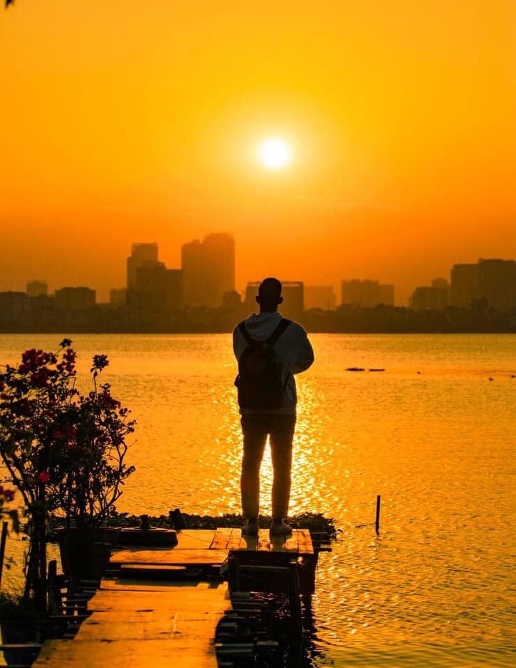 Hồ Tây là một trong những địa điểm du lịch nổi tiếng ở Hà Nội với khung cảnh lung linh và trầm mặc khiến người dân địa phương lẫn du khách đều yêu thích. Hãy đến đây và tận hưởng khoảnh khắc đẹp với các màu sắc trong ảnh của mình!