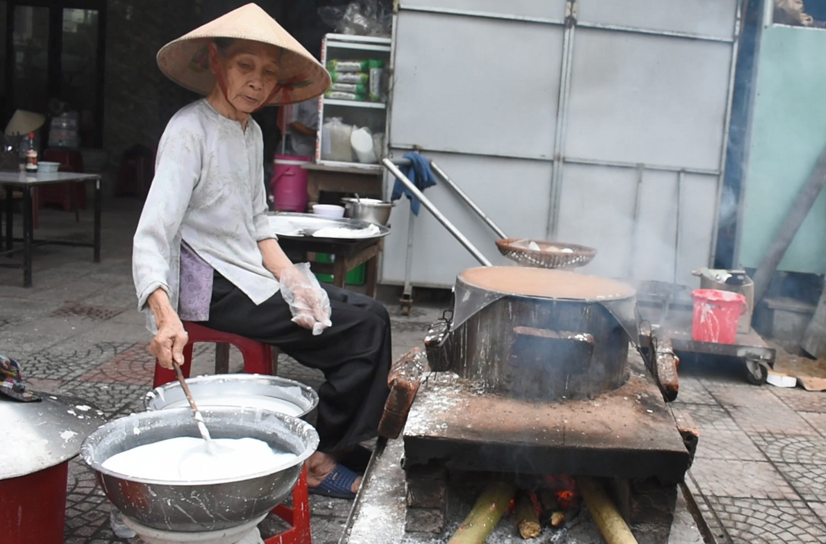 Đến Đà Nẵng, thử món bánh cuốn nóng hổi tráng bằng lò củi